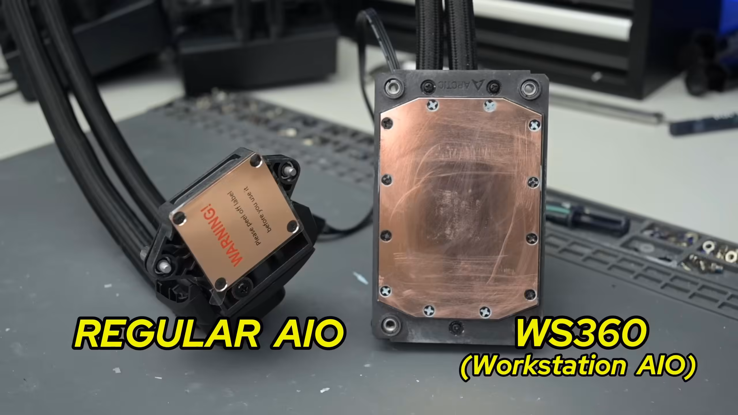 Deux AIO côte à côte, étiquetés REGULAR et WS360, sur fond d'atelier