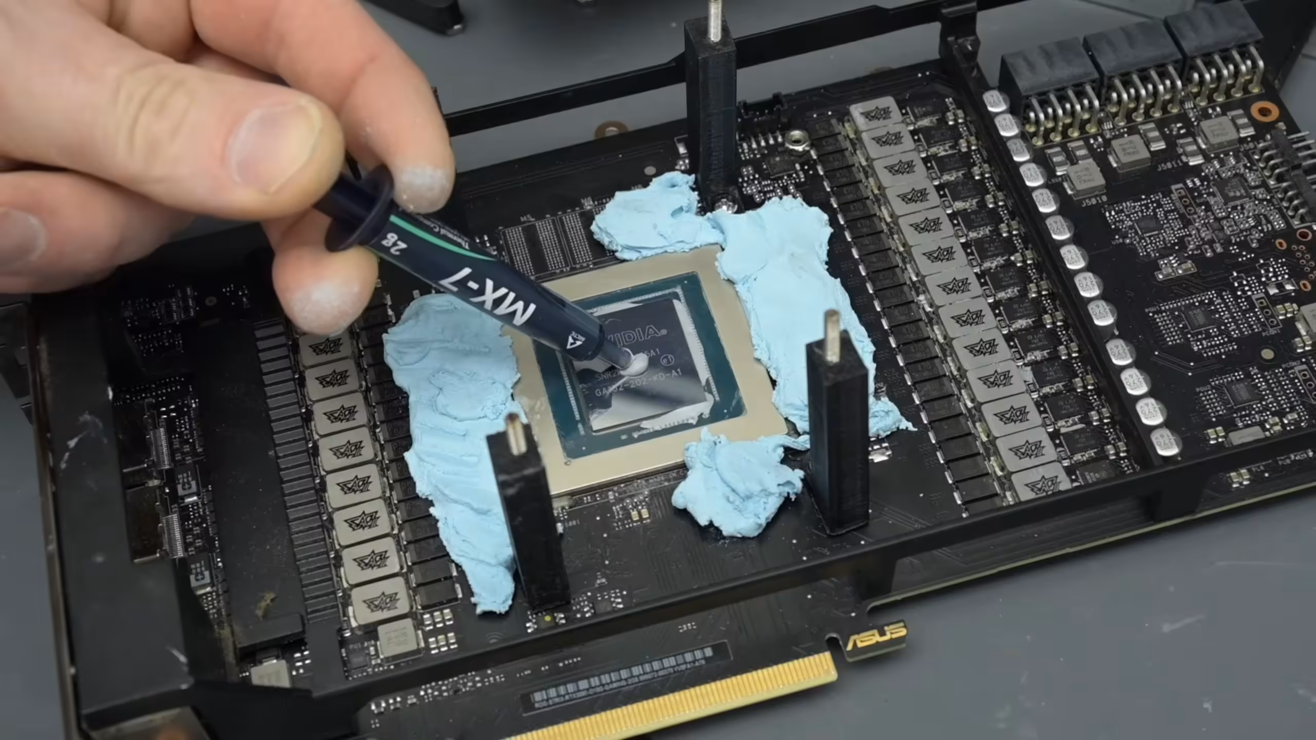 Application de pâte thermique MX sur GPU RTX 3080 sur table de travail