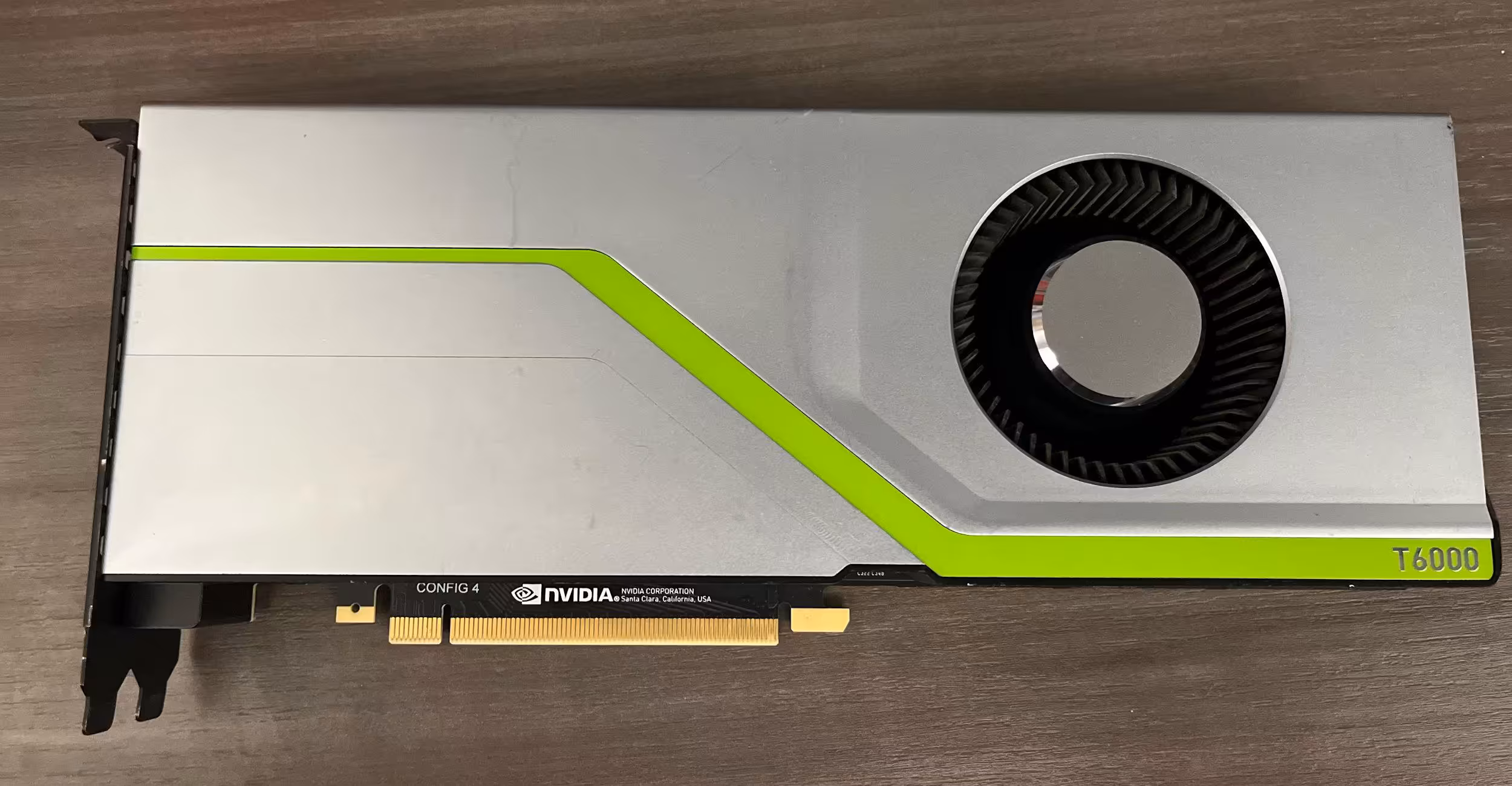 Carte graphique NVIDIA T6000 sur fond bois, couleurs ternes, éclairage insuffisant