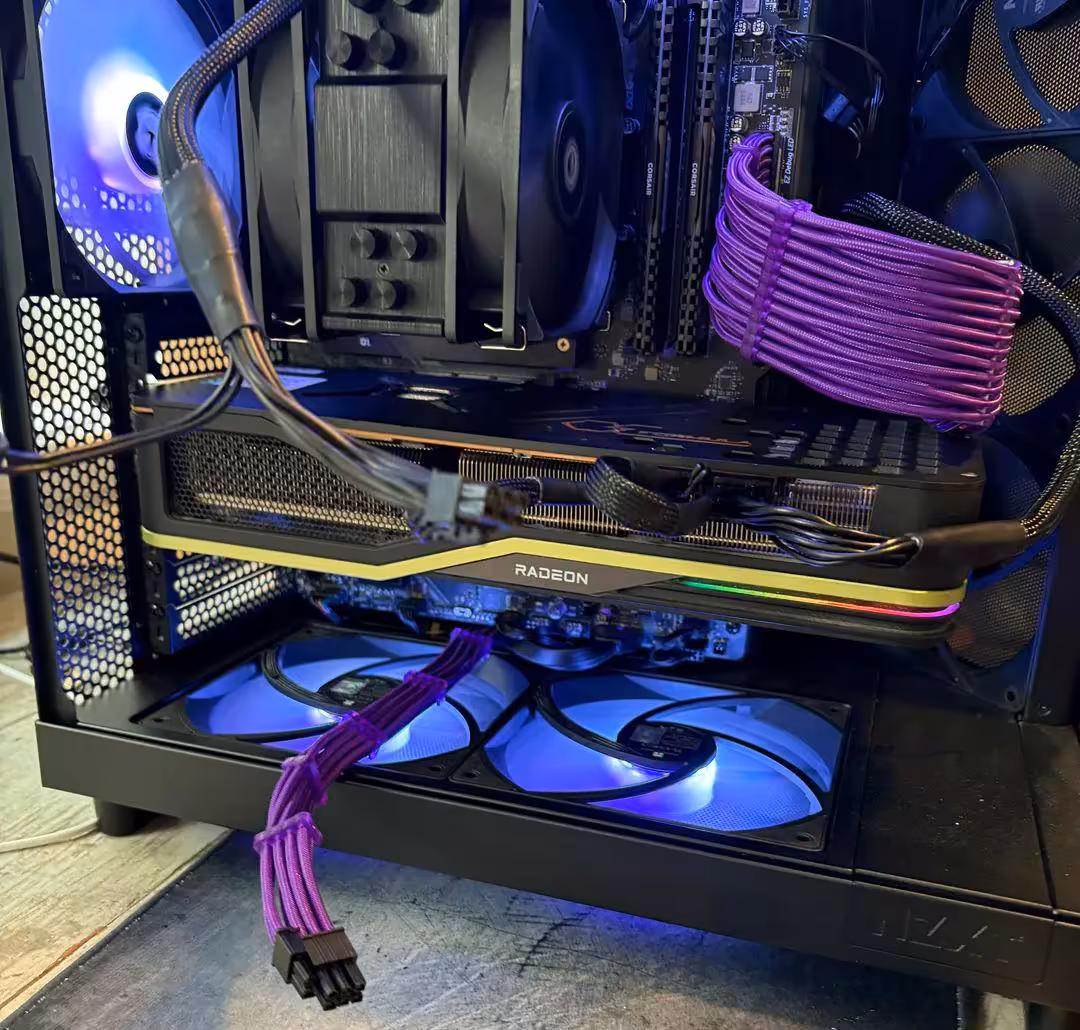 Intérieur PC avec ASRock RX 6950 XT installée câblage violet