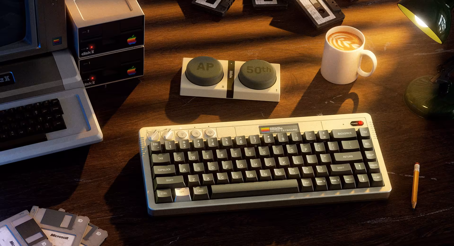 Clavier 8BitDo Retro 68 sur bureau rétro avec tasse et accessoires vintage.