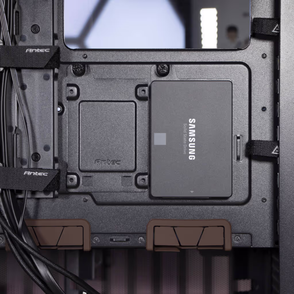 Antec Flux Pro Noctua Edition support SSD
