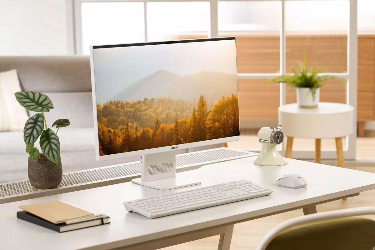 ASUS AiO sur un bureau moderne avec clavier et souris blancs