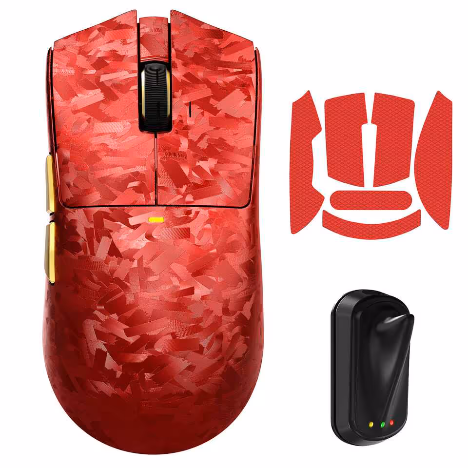 Souris rouge Attack Shark X11 ULTRA avec accessoires et les boutons dorés visibles.