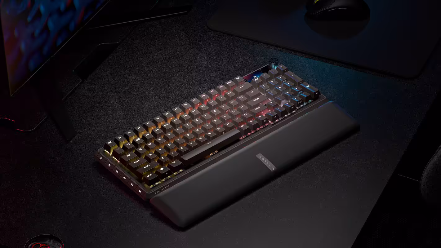 Vue latérale du clavier Corsair VANGUARD 96 WIRELESS rétroéclairé sur un bureau noir