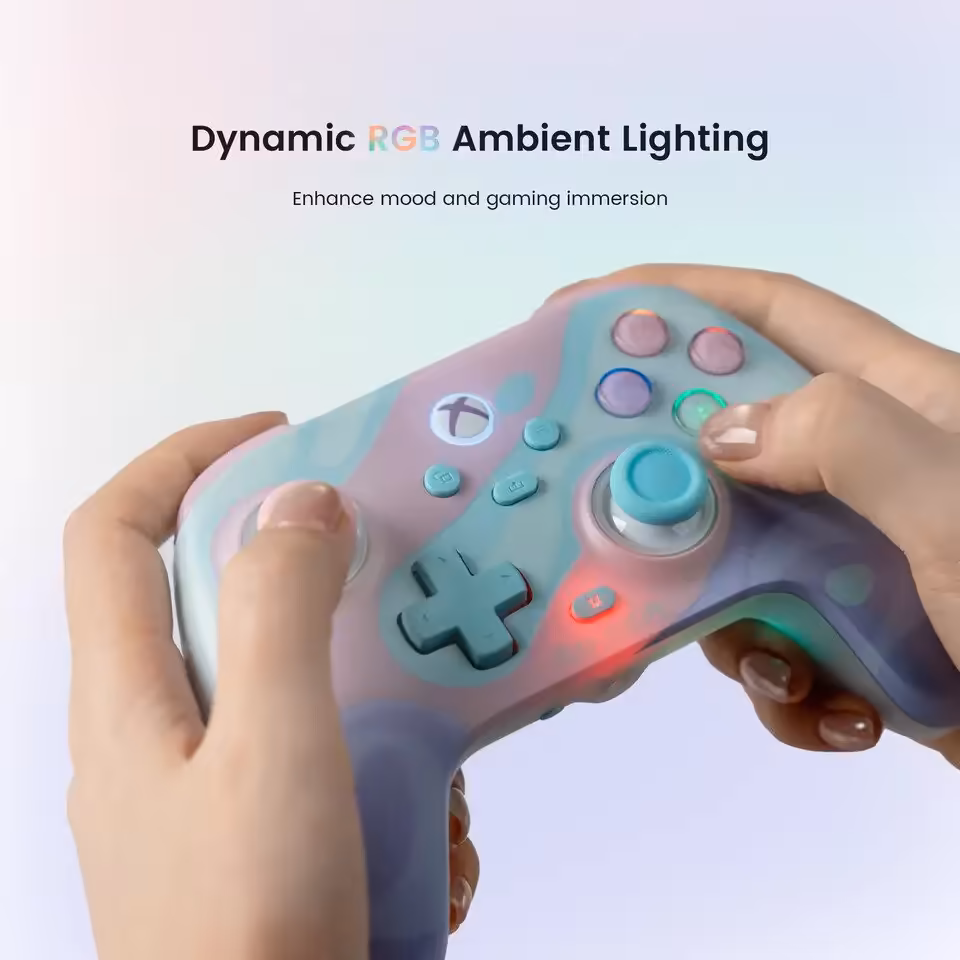 Mains tenant la manette GameSir T7 Pro Sugar Whirl, éclairage RGB dynamique visible.