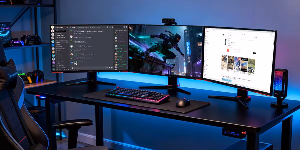 Bureau avec double écran incurvé, clavier et souris RVB en environnement gaming.