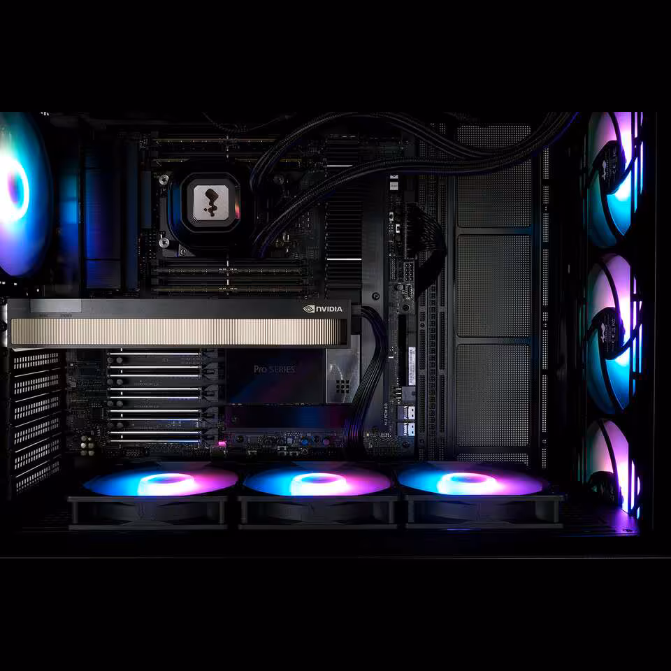 Intérieur sombre du boîtier avec composants et éclairage RGB.
