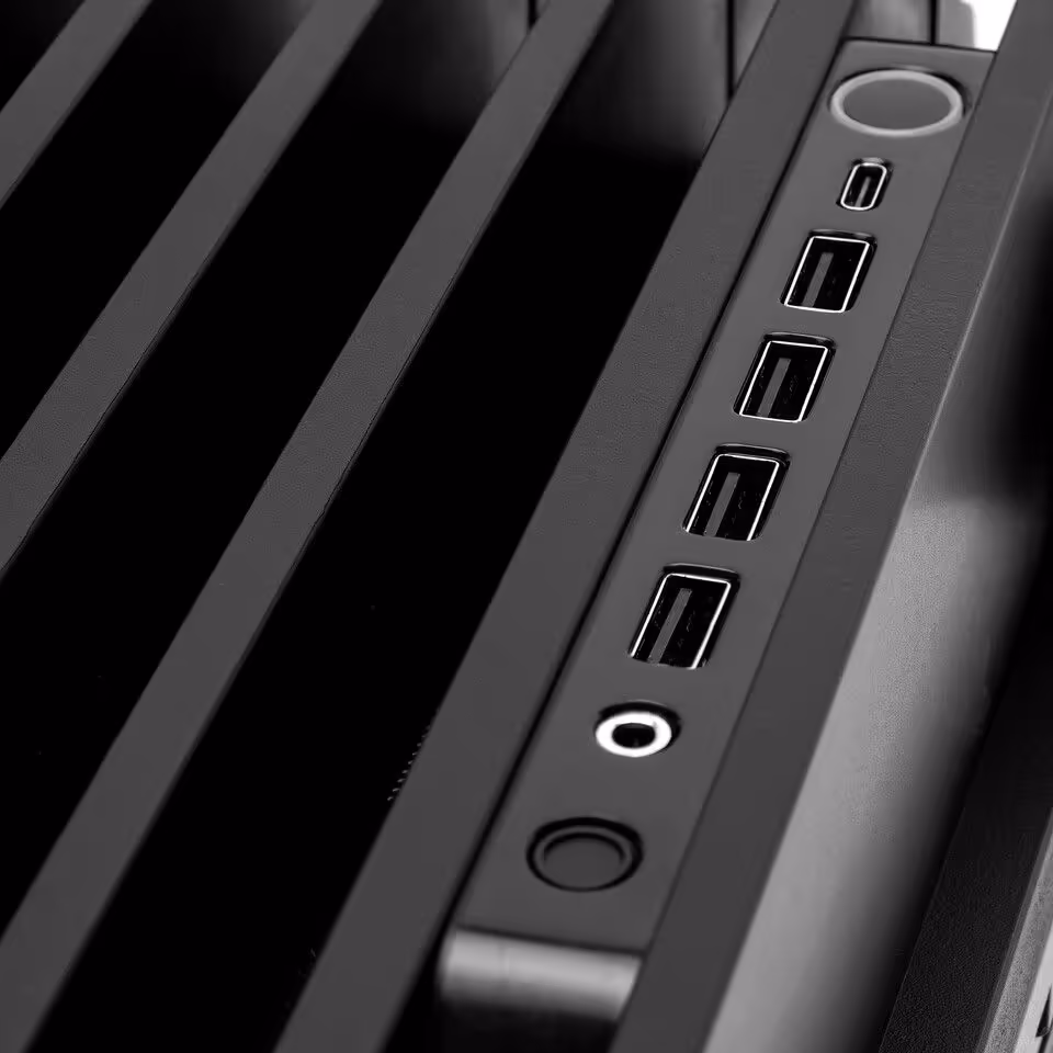 Panneau de connectique avant du boîtier InWin COVALENT avec ports USB et audio.