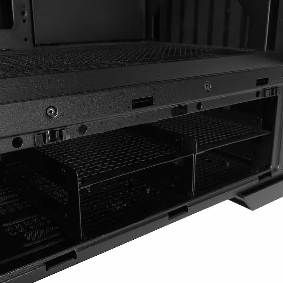 Intérieur du boîtier InWin COVALENT, espace disque dur et câblage.