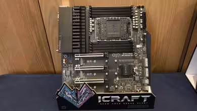 Carte mère iCraft exposée sur fond bois, éclairage terne
