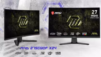 Deux moniteurs MSI MAG 275CQDF X24 specs affichées fond texturé clair