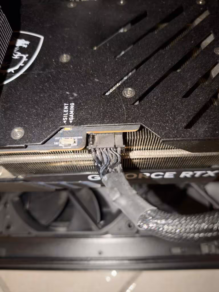 RTX 4090 MSI : nouveau connecteur 12VHPWR brûlé, un chat alerte son propriétaire 2 Connecteur de carte graphique RTX 4090 avec câbles à risque de fonte