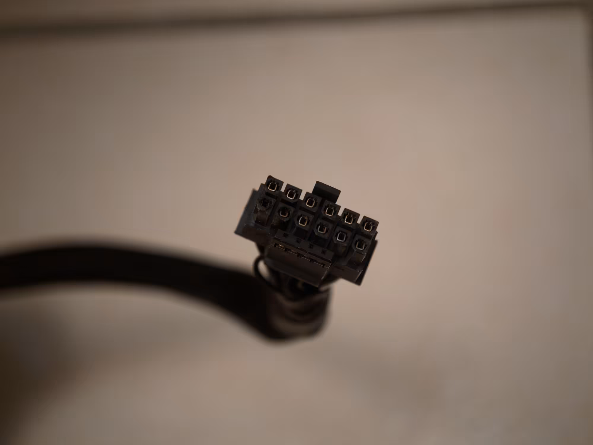 RTX 4090 MSI : nouveau connecteur 12VHPWR brûlé, un chat alerte son propriétaire 4 Gros plan connecteur d'alimentation avec broches fondues sur fond neutre