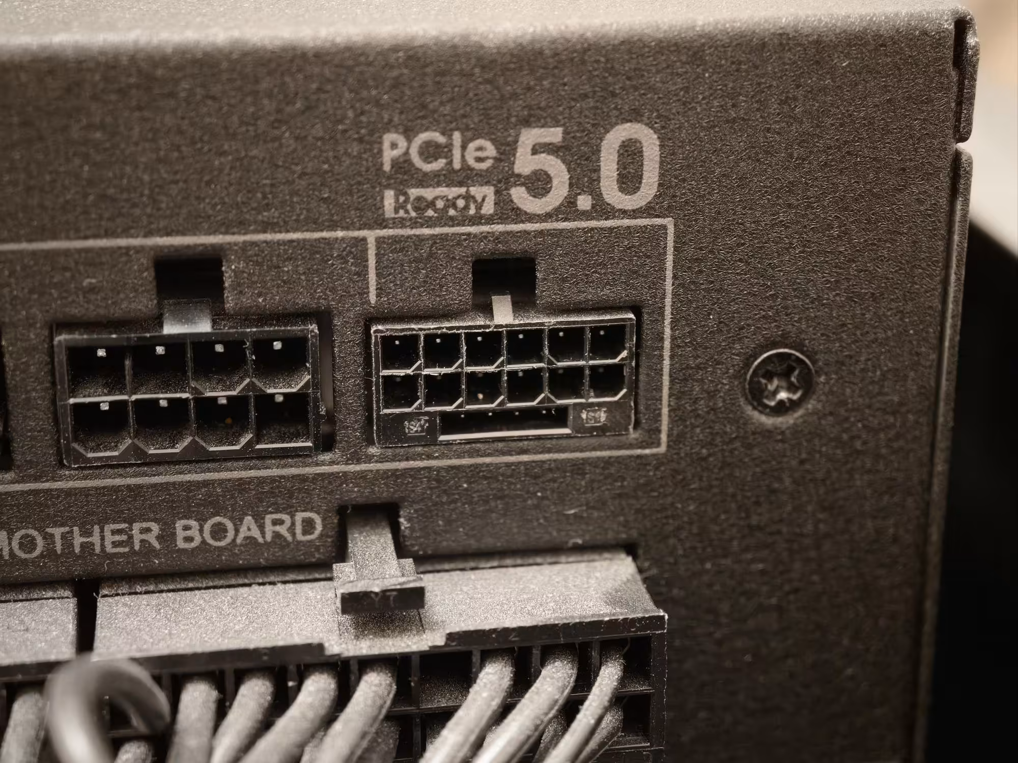 RTX 4090 MSI : nouveau connecteur 12VHPWR brûlé, un chat alerte son propriétaire 5 Connecteurs PCIe 5.0 sur alimentation, étiquettes distinctes, fond sombre