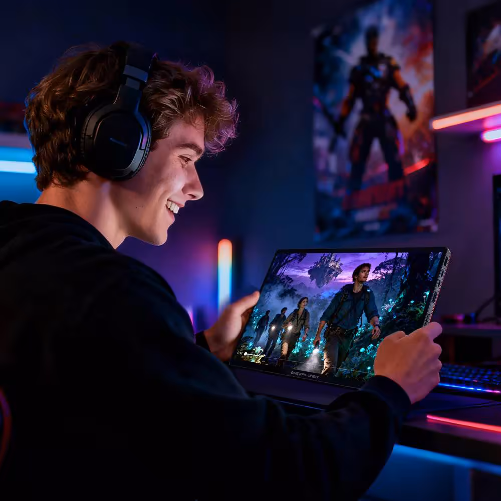 ONEXPLAYER Super V arrive à 1 899 $, avec Panther Lake face au ROG Flow Z13 2 Jeune homme jouant sur ONEXPLAYER avec éclairage LED coloré.
