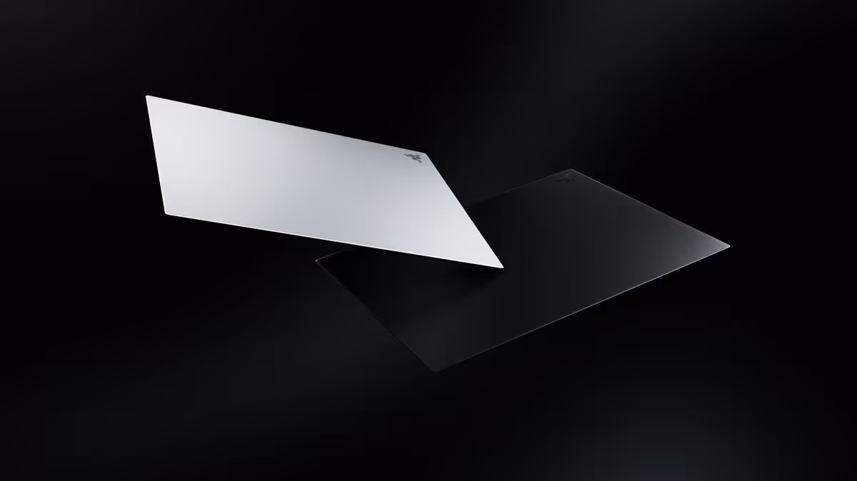 Deux tapis de souris en verre Razer Atlas Pro, un blanc et un noir.