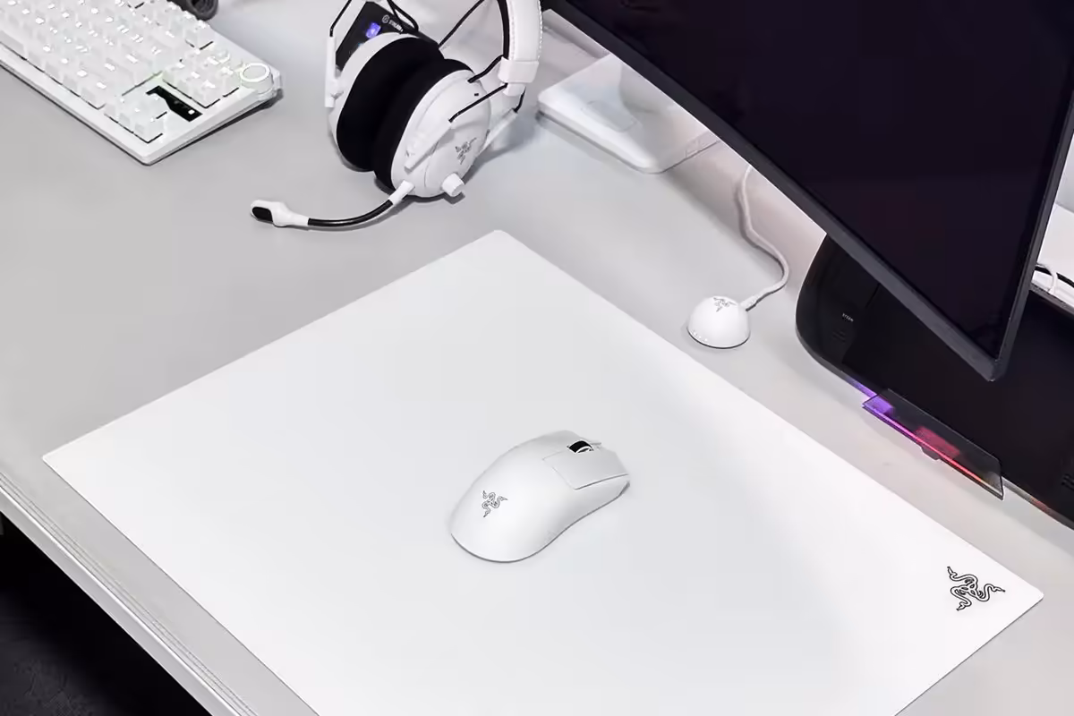 Setup blanc avec tapis de souris Razer Atlas Pro et casque.
