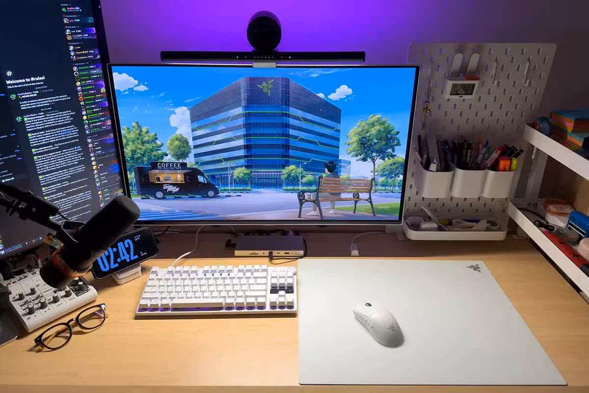 Bureau minimaliste avec tapis Razer Atlas Pro blanc et écran animé.