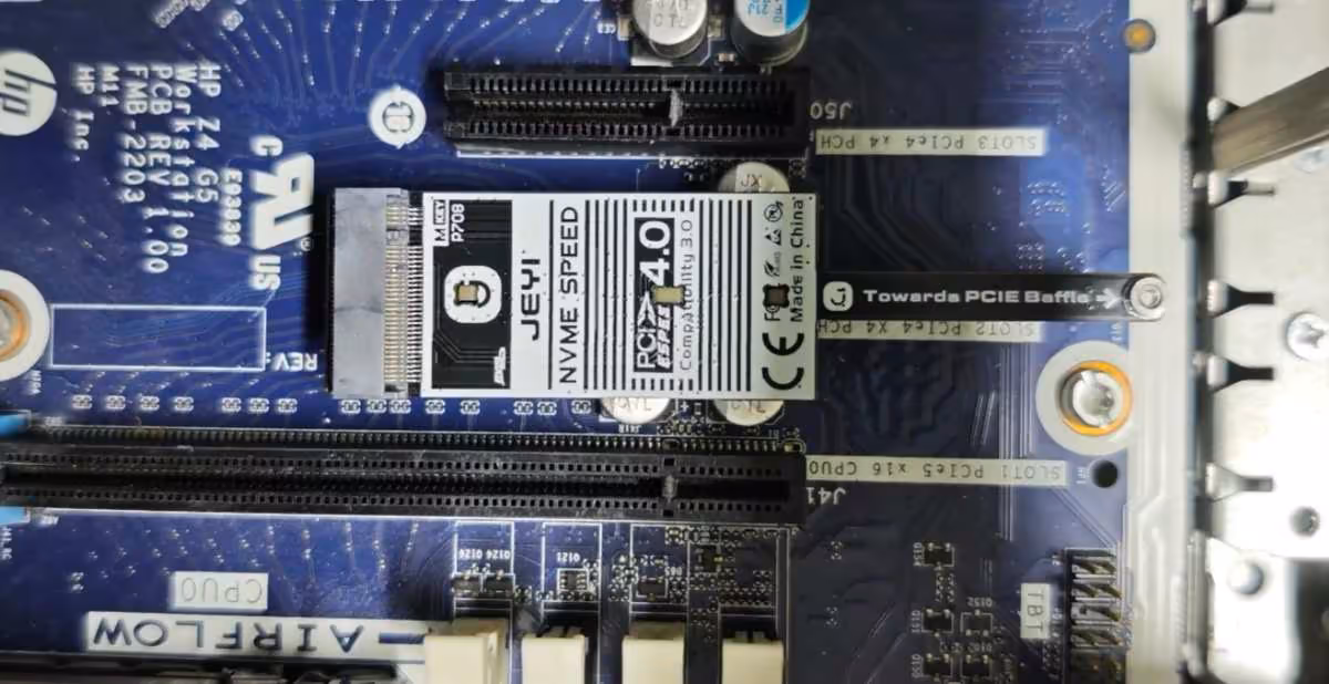 Adaptateur JEYI NVMe Speed monté sur carte mère, éclairage terne, fond sombre