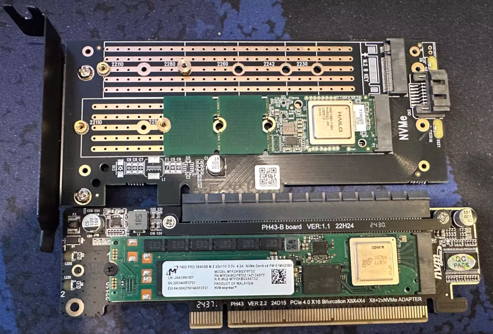 Deux cartes PCIe sur fond sombre, éclairage inégal, détails visibles.