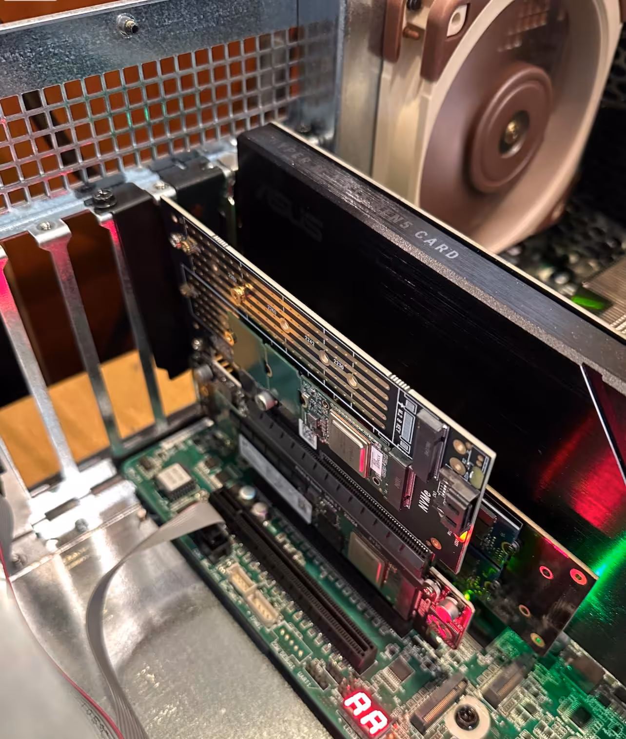 Carte PCIe montée dans un boîtier, éclairage faible, environnement encombré.