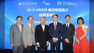 Groupe de personnes devant une présentation sur le 3D X-DRAM de NEO.