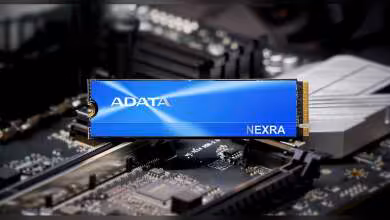 SSD ADATA NEXRA PCIe Gen5 sur carte mère, éclairage professionnel, fond technologique sombre