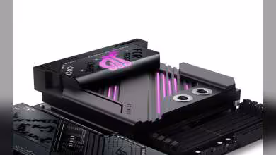 Alphacool Apex Monoblock installé sur carte mère avec éclairage RGB violet.