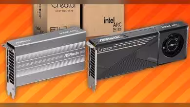 Deux cartes graphiques ASRock Creator Intel Arc avec packaging sur fond orange vif