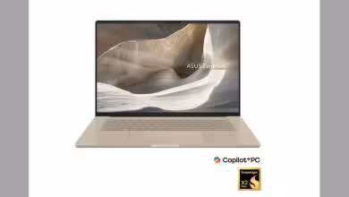 Ordinateur portable ASUS Zenbook avec écran ouvert affichant un fond de paysage désertique.