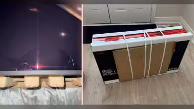 Écran ASUS PG32UCDM3 en emballage, contrastes lumineux, fond noir, bien éclairé