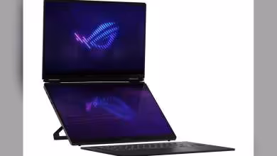 ASUS ROG Zephyrus Duo écran double, logo ROG lumineux sur fond noir.