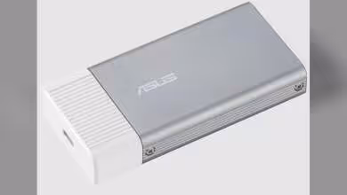 Clé USB ASUS UGen300 en métal gris avec embout blanc.