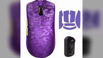 Souris violette Attack Shark X11 ULTRA avec accessoires et les boutons dorés visibles.