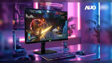 Moniteur gaming AUO 24 pouces affiché avec jeu vidéo sur fond lumineux et clavier souris.