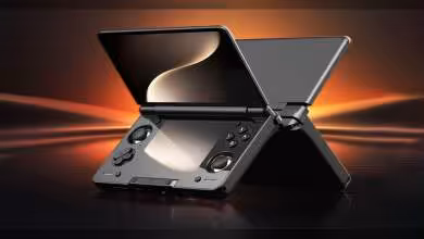 Console de jeu portable AYN Thor Max avec éclairage studio fond noir et orange contrasté