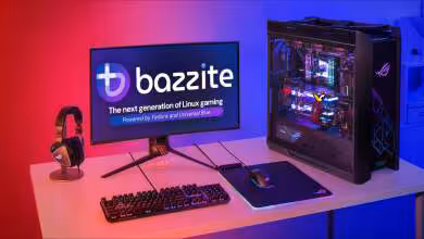 Setup gaming avec écran Bazzite, clavier, souris, casque et tour ASUS ROG avec éclairage RGB.