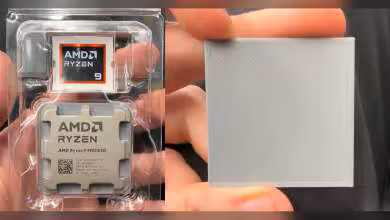 Deux processeurs AMD Ryzen, dont un Ryzen 9 dans un emballage en plastique transparent.