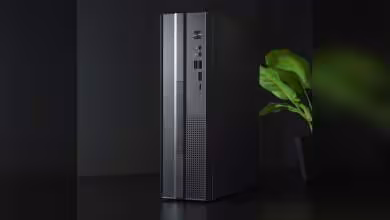 Chieftec DT-10B-300 debout sur un bureau, plante verte en arrière-plan.