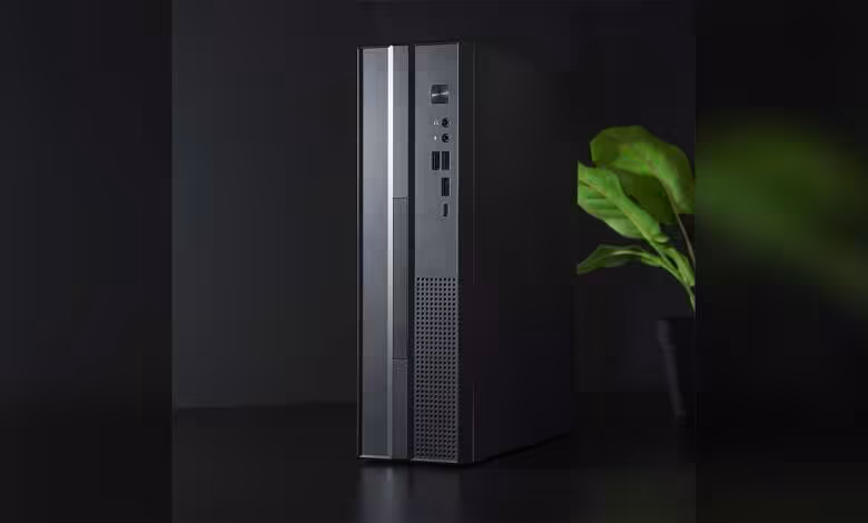 Chieftec DT-10B-300 : boîtier SFF microATX 8 L avec PSU 300 W 80 Plus Bronze 1 Chieftec DT-10B-300 debout sur un bureau, plante verte en arrière-plan.