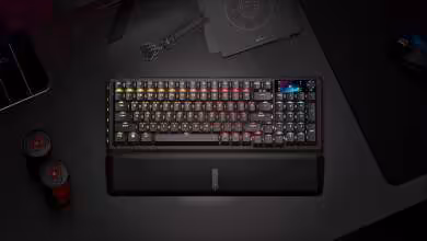 Clavier Corsair VANGUARD 96 WIRELESS rétroéclairé sur un bureau sombre