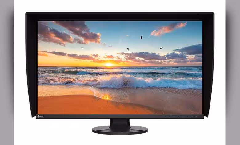 Moniteur EIZO ColorEdge CS3200X avec plage et coucher de soleil.