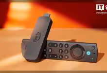 Amazon Fire TV Stick et télécommande posés sur une surface beige