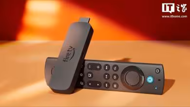 Amazon Fire TV Stick et télécommande posés sur une surface beige