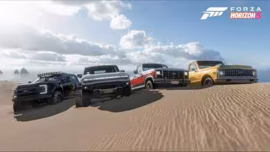 Quatre véhicules tout-terrain dans le désert, logo Forza Horizon 5 en haut à droite