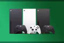 Consoles Xbox Series X et S avec manettes noires et blanches