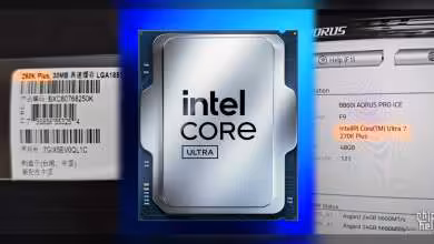Intel Core Ultra processeur, packaging texte, fond bleu vif avec contraste élevé