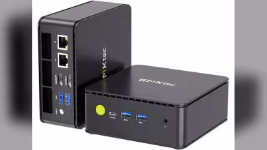 Mini PC GMKtec NucBox G11 avec ports et logo visibles sur surface noire.