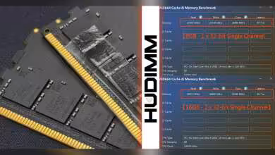 Module RAM avec étiquettes noires, fond sombre, contraste élevé.